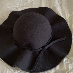 Chic soft-lined hat with side bow 🖤